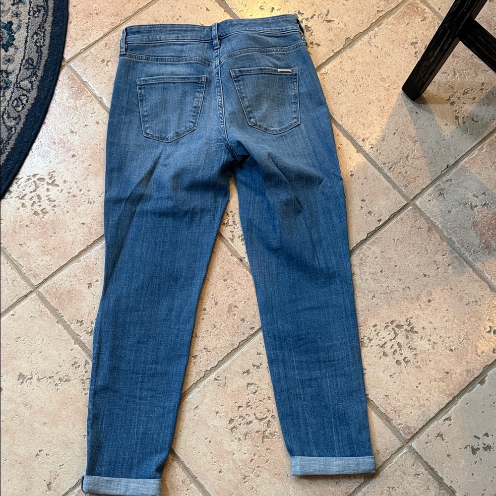 WHBM Mid Rise Girlfriend Everyday Soft Jean size 2  regular length - Picture 4 of 4